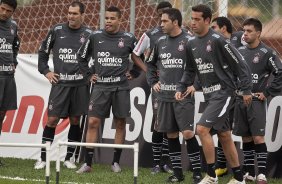 Jogadores durante o treino do Corinthians, realizado esta tarde no CT Joaquim Grava, no Parque Ecolgico do Tiete. O prximo jogo da equipe, ser quarta-feira, dia 06/10, contra o Atltico-MG, na Arena do Jacar em Sete Lagoas/MG, pela 28. a rodada do Campeonato Brasileiro de 2010