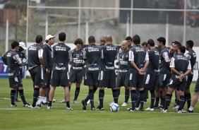 Adilson Batista, de bone(e) reune os jogadores durante o treino do Corinthians, realizado esta manh no CT Joaquim Grava, no Parque Ecolgico do Tiete. O prximo jogo da equipe, ser amanh, quarta-feira, dia 06/10, contra o Atltico-MG, na Arena do Jacar em Sete Lagoas/MG, pela 28. a rodada do Campeonato Brasileiro de 2010