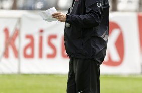 Adilson Batista durante o treino do Corinthians, realizado esta manh no CT Joaquim Grava, no Parque Ecolgico do Tiete. O prximo jogo da equipe, ser amanh, quarta-feira, dia 06/10, contra o Atltico-MG, na Arena do Jacar em Sete Lagoas/MG, pela 28. a rodada do Campeonato Brasileiro de 2010