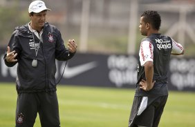 Adilson Batista e Dentinho durante o treino do Corinthians, realizado esta manh no CT Joaquim Grava, no Parque Ecolgico do Tiete. O prximo jogo da equipe, ser amanh, quarta-feira, dia 06/10, contra o Atltico-MG, na Arena do Jacar em Sete Lagoas/MG, pela 28. a rodada do Campeonato Brasileiro de 2010