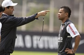 Adilson Batista e Dentinho durante o treino do Corinthians, realizado esta manh no CT Joaquim Grava, no Parque Ecolgico do Tiete. O prximo jogo da equipe, ser amanh, quarta-feira, dia 06/10, contra o Atltico-MG, na Arena do Jacar em Sete Lagoas/MG, pela 28. a rodada do Campeonato Brasileiro de 2010