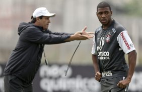 Adilson Batista e Jucilei durante o treino do Corinthians, realizado esta manh no CT Joaquim Grava, no Parque Ecolgico do Tiete. O prximo jogo da equipe, ser amanh, quarta-feira, dia 06/10, contra o Atltico-MG, na Arena do Jacar em Sete Lagoas/MG, pela 28. a rodada do Campeonato Brasileiro de 2010