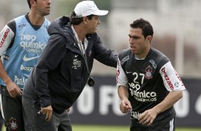 Adilson Batista e Julio Cesar durante o treino do Corinthians, realizado esta manh no CT Joaquim Grava, no Parque Ecolgico do Tiete. O prximo jogo da equipe, ser amanh, quarta-feira, dia 06/10, contra o Atltico-MG, na Arena do Jacar em Sete Lagoas/MG, pela 28. a rodada do Campeonato Brasileiro de 2010