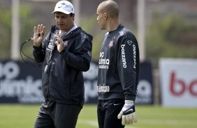 Adilson Batista e Julio Cesar durante o treino do Corinthians, realizado esta manh no CT Joaquim Grava, no Parque Ecolgico do Tiete. O prximo jogo da equipe, ser amanh, quarta-feira, dia 06/10, contra o Atltico-MG, na Arena do Jacar em Sete Lagoas/MG, pela 28. a rodada do Campeonato Brasileiro de 2010