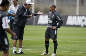 Adilson Batista e Roberto Carlos durante o treino do Corinthians, realizado esta manh no CT Joaquim Grava, no Parque Ecolgico do Tiete. O prximo jogo da equipe, ser amanh, quarta-feira, dia 06/10, contra o Atltico-MG, na Arena do Jacar em Sete Lagoas/MG, pela 28. a rodada do Campeonato Brasileiro de 2010