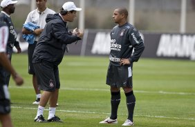 Adilson Batista e Roberto Carlos durante o treino do Corinthians, realizado esta manh no CT Joaquim Grava, no Parque Ecolgico do Tiete. O prximo jogo da equipe, ser amanh, quarta-feira, dia 06/10, contra o Atltico-MG, na Arena do Jacar em Sete Lagoas/MG, pela 28. a rodada do Campeonato Brasileiro de 2010