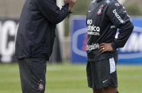 Adilson Batista e Roberto Carlos durante o treino do Corinthians, realizado esta manh no CT Joaquim Grava, no Parque Ecolgico do Tiete. O prximo jogo da equipe, ser amanh, quarta-feira, dia 06/10, contra o Atltico-MG, na Arena do Jacar em Sete Lagoas/MG, pela 28. a rodada do Campeonato Brasileiro de 2010