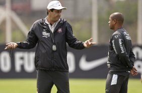 Adilson Batista e Roberto Carlos durante o treino do Corinthians, realizado esta manh no CT Joaquim Grava, no Parque Ecolgico do Tiete. O prximo jogo da equipe, ser amanh, quarta-feira, dia 06/10, contra o Atltico-MG, na Arena do Jacar em Sete Lagoas/MG, pela 28. a rodada do Campeonato Brasileiro de 2010