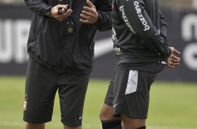 Adilson Batista e Roberto Carlos durante o treino do Corinthians, realizado esta manh no CT Joaquim Grava, no Parque Ecolgico do Tiete. O prximo jogo da equipe, ser amanh, quarta-feira, dia 06/10, contra o Atltico-MG, na Arena do Jacar em Sete Lagoas/MG, pela 28. a rodada do Campeonato Brasileiro de 2010