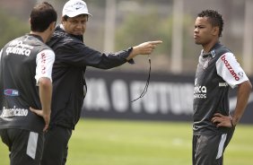 Bruno Cesar; Adilson Batista e Dentinho durante o treino do Corinthians, realizado esta manh no CT Joaquim Grava, no Parque Ecolgico do Tiete. O prximo jogo da equipe, ser amanh, quarta-feira, dia 06/10, contra o Atltico-MG, na Arena do Jacar em Sete Lagoas/MG, pela 28. a rodada do Campeonato Brasileiro de 2010