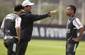 Bruno Cesar(e); Adilson Batista e Dentinho durante o treino do Corinthians, realizado esta manh no CT Joaquim Grava, no Parque Ecolgico do Tiete. O prximo jogo da equipe, ser amanh, quarta-feira, dia 06/10, contra o Atltico-MG, na Arena do Jacar em Sete Lagoas/MG, pela 28. a rodada do Campeonato Brasileiro de 2010