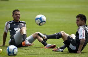 Dentinho e Defederico durante o treino do Corinthians, realizado esta manh no CT Joaquim Grava, no Parque Ecolgico do Tiete. O prximo jogo da equipe, ser amanh, quarta-feira, dia 06/10, contra o Atltico-MG, na Arena do Jacar em Sete Lagoas/MG, pela 28. a rodada do Campeonato Brasileiro de 2010