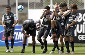 Jogadores na barreira durante o treino do Corinthians, realizado esta manh no CT Joaquim Grava, no Parque Ecolgico do Tiete. O prximo jogo da equipe, ser amanh, quarta-feira, dia 06/10, contra o Atltico-MG, na Arena do Jacar em Sete Lagoas/MG, pela 28. a rodada do Campeonato Brasileiro de 2010