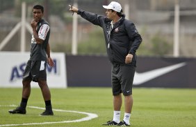 Paulinho e Adilson Batista durante o treino do Corinthians, realizado esta manh no CT Joaquim Grava, no Parque Ecolgico do Tiete. O prximo jogo da equipe, ser amanh, quarta-feira, dia 06/10, contra o Atltico-MG, na Arena do Jacar em Sete Lagoas/MG, pela 28. a rodada do Campeonato Brasileiro de 2010