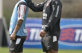 Roberto Carlos(d) brinca com Defederico durante o treino do Corinthians, realizado esta manh no CT Joaquim Grava, no Parque Ecolgico do Tiete. O prximo jogo da equipe, ser amanh, quarta-feira, dia 06/10, contra o Atltico-MG, na Arena do Jacar em Sete Lagoas/MG, pela 28. a rodada do Campeonato Brasileiro de 2010