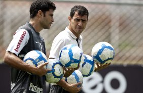 William e o auxiliar tcnico Fabio Carille durante o treino do Corinthians, realizado esta manh no CT Joaquim Grava, no Parque Ecolgico do Tiete. O prximo jogo da equipe, ser amanh, quarta-feira, dia 06/10, contra o Atltico-MG, na Arena do Jacar em Sete Lagoas/MG, pela 28. a rodada do Campeonato Brasileiro de 2010