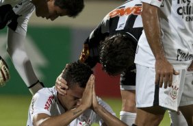 Dentinho deixa o campo machucado durante a partida entre Atlético-MG x Corinthians, válida pela 28ª rodada do Campeonato Brasileiro de 2010, serie A, realizada esta noite no estádio Arena do Jacaré, em Sete Lagoas/MG