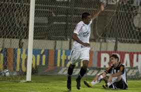 Paulinho comemora seu gol com Lima no chao durante a partida entre Atlético-MG x Corinthians, válida pela 28ª rodada do Campeonato Brasileiro de 2010, serie A, realizada esta noite no estádio Arena do Jacaré, em Sete Lagoas/MG