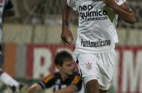 Paulinho comemora seu gol durante a partida entre Atlético-MG x Corinthians, válida pela 28ª rodada do Campeonato Brasileiro de 2010, serie A, realizada esta noite no estádio Arena do Jacaré, em Sete Lagoas/MG