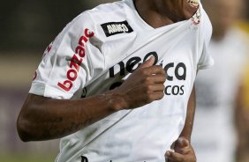 Paulinho comemora seu gol durante a partida entre Atlético-MG x Corinthians, válida pela 28ª rodada do Campeonato Brasileiro de 2010, serie A, realizada esta noite no estádio Arena do Jacaré, em Sete Lagoas/MG
