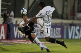 Paulinho e o goleiro Renan Ribeiro durante a partida entre Atlético-MG x Corinthians, válida pela 28ª rodada do Campeonato Brasileiro de 2010, serie A, realizada esta noite no estádio Arena do Jacaré, em Sete Lagoas/MG