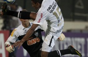 Paulinho e o goleiro Renan Ribeiro durante a partida entre Atlético-MG x Corinthians, válida pela 28ª rodada do Campeonato Brasileiro de 2010, serie A, realizada esta noite no estádio Arena do Jacaré, em Sete Lagoas/MG