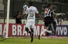 Paulinho faz o gol do Corinthians durante a partida entre Atlético-MG x Corinthians, válida pela 28ª rodada do Campeonato Brasileiro de 2010, serie A, realizada esta noite no estádio Arena do Jacaré, em Sete Lagoas/MG