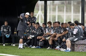 Adilson Batista conversa com o grupo de jogadores durante o treino do Corinthians, realizado esta manh no CT Joaquim Grava, no Parque Ecolgico do Tiete. O prximo jogo da equipe, ser domingo dia 10/10, contra o Atltico-GO, no Pacaembu, pela 29. a rodada do Campeonato Brasileiro de 2010