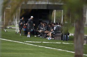 Adilson Batista conversa com o grupo de jogadores durante o treino do Corinthians, realizado esta manh no CT Joaquim Grava, no Parque Ecolgico do Tiete. O prximo jogo da equipe, ser domingo dia 10/10, contra o Atltico-GO, no Pacaembu, pela 29. a rodada do Campeonato Brasileiro de 2010