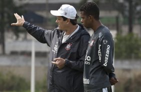 Adilson Batista e Moacir durante o treino do Corinthians, realizado esta manh no CT Joaquim Grava, no Parque Ecolgico do Tiete. O prximo jogo da equipe, ser domingo dia 10/10, contra o Atltico-GO, no Pacaembu, pela 29. a rodada do Campeonato Brasileiro de 2010