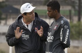 Adilson Batistae Moacir durante o treino do Corinthians, realizado esta manh no CT Joaquim Grava, no Parque Ecolgico do Tiete. O prximo jogo da equipe, ser domingo dia 10/10, contra o Atltico-GO, no Pacaembu, pela 29. a rodada do Campeonato Brasileiro de 2010