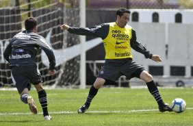 Defederico, de costas, e Chico durante o treino do Corinthians, realizado esta manh no CT Joaquim Grava, no Parque Ecolgico do Tiete. O prximo jogo da equipe, ser domingo dia 10/10, contra o Atltico-GO, no Pacaembu, pela 29. a rodada do Campeonato Brasileiro de 2010