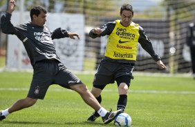 O auxiliar tcnico Fabio Carille e Chico durante o treino do Corinthians, realizado esta manh no CT Joaquim Grava, no Parque Ecolgico do Tiete. O prximo jogo da equipe, ser domingo dia 10/10, contra o Atltico-GO, no Pacaembu, pela 29. a rodada do Campeonato Brasileiro de 2010