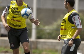 Paulo Andr e Leandro Castn durante o treino do Corinthians, realizado esta manh no CT Joaquim Grava, no Parque Ecolgico do Tiete. O prximo jogo da equipe, ser domingo dia 10/10, contra o Atltico-GO, no Pacaembu, pela 29. a rodada do Campeonato Brasileiro de 2010