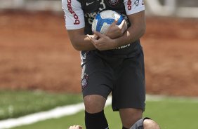 Ronaldo e o fisioterapeuta Caio Mello durante o treino do Corinthians, realizado esta manh no CT Joaquim Grava, no Parque Ecolgico do Tiete. O prximo jogo da equipe, ser domingo dia 10/10, contra o Atltico-GO, no Pacaembu, pela 29. a rodada do Campeonato Brasileiro de 2010