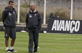 Fabio Carille, tcnico interino e Mauro da Silva, novo auxiliar tcnico durante o treino do Corinthians, realizado esta tarde no CT Joaquim Grava, no Parque Ecolgico do Tiete. O prximo jogo da equipe, ser quarta-feira, dia 13/10, contra o Vasco/RJ, em So Janurio, ultimo jogo da 18. a rodada do Campeonato Brasileiro de 2010