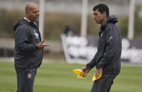Mauro da Silva, novo auxiliar tcnico, e Fabio Carille, tcnico interino durante o treino do Corinthians, realizado esta tarde no CT Joaquim Grava, no Parque Ecolgico do Tiete. O prximo jogo da equipe, ser quarta-feira, dia 13/10, contra o Vasco/RJ, em So Janurio, ultimo jogo da 18. a rodada do Campeonato Brasileiro de 2010