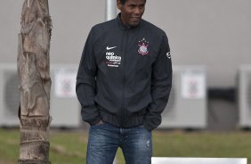 O campeo mundial Aldair em visita durante o treino do Corinthians, realizado esta tarde no CT Joaquim Grava, no Parque Ecolgico do Tiete. O prximo jogo da equipe, ser quarta-feira, dia 13/10, contra o Vasco/RJ, em So Janurio, ultimo jogo da 18. a rodada do Campeonato Brasileiro de 2010