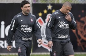 O fisioterapeuta Bruno Mazziotti e Ronaldo durante o treino do Corinthians, realizado esta tarde no CT Joaquim Grava, no Parque Ecolgico do Tiete. O prximo jogo da equipe, ser quarta-feira, dia 13/10, contra o Vasco/RJ, em So Janurio, ultimo jogo da 18. a rodada do Campeonato Brasileiro de 2010