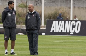 O tcnico interino Fabio Carille e o novo auxiliar tcnico Mauro da Silva(d) durante o treino do Corinthians, realizado esta tarde no CT Joaquim Grava, no Parque Ecolgico do Tiete. O prximo jogo da equipe, ser quarta-feira, dia 13/10, contra o Vasco/RJ, em So Janurio, ultimo jogo da 18. a rodada do Campeonato Brasileiro de 2010