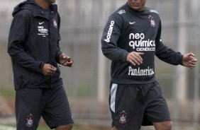 O tcnico interino Fabio Carille e Ronaldo durante o treino do Corinthians, realizado esta tarde no CT Joaquim Grava, no Parque Ecolgico do Tiete. O prximo jogo da equipe, ser quarta-feira, dia 13/10, contra o Vasco/RJ, em So Janurio, ultimo jogo da 18. a rodada do Campeonato Brasileiro de 2010