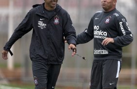 O tcnico interino Fabio Carille e Ronaldo durante o treino do Corinthians, realizado esta tarde no CT Joaquim Grava, no Parque Ecolgico do Tiete. O prximo jogo da equipe, ser quarta-feira, dia 13/10, contra o Vasco/RJ, em So Janurio, ultimo jogo da 18. a rodada do Campeonato Brasileiro de 2010