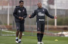 O tcnico interino Fabio Carille e Ronaldo durante o treino do Corinthians, realizado esta tarde no CT Joaquim Grava, no Parque Ecolgico do Tiete. O prximo jogo da equipe, ser quarta-feira, dia 13/10, contra o Vasco/RJ, em So Janurio, ultimo jogo da 18. a rodada do Campeonato Brasileiro de 2010