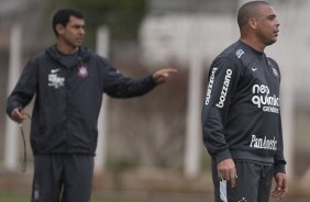O tcnico interino FAbio Carille e Ronaldo durante o treino do Corinthians, realizado esta tarde no CT Joaquim Grava, no Parque Ecolgico do Tiete. O prximo jogo da equipe, ser quarta-feira, dia 13/10, contra o Vasco/RJ, em So Janurio, ultimo jogo da 18. a rodada do Campeonato Brasileiro de 2010