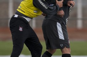 Paulo Andr e Ronaldo durante o treino do Corinthians, realizado esta tarde no CT Joaquim Grava, no Parque Ecolgico do Tiete. O prximo jogo da equipe, ser quarta-feira, dia 13/10, contra o Vasco/RJ, em So Janurio, ultimo jogo da 18. a rodada do Campeonato Brasileiro de 2010