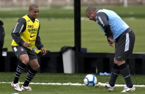 Roberto Carlos e Ronaldo durante o treino do Corinthians, realizado esta tarde no CT Joaquim Grava, no Parque Ecolgico do Tiete. O prximo jogo da equipe, ser quarta-feira, dia 13/10, contra o Vasco/RJ, em So Janurio, ultimo jogo da 18. a rodada do Campeonato Brasileiro de 2010