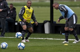 Roberto Carlos e Ronaldo durante o treino do Corinthians, realizado esta tarde no CT Joaquim Grava, no Parque Ecolgico do Tiete. O prximo jogo da equipe, ser quarta-feira, dia 13/10, contra o Vasco/RJ, em So Janurio, ultimo jogo da 18. a rodada do Campeonato Brasileiro de 2010