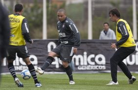 Ronaldo e Paulo Andr durante o treino do Corinthians, realizado esta tarde no CT Joaquim Grava, no Parque Ecolgico do Tiete. O prximo jogo da equipe, ser quarta-feira, dia 13/10, contra o Vasco/RJ, em So Janurio, ultimo jogo da 18. a rodada do Campeonato Brasileiro de 2010