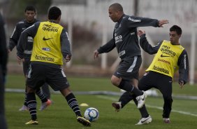 Ronaldo passa por Defederico durante o treino do Corinthians, realizado esta tarde no CT Joaquim Grava, no Parque Ecolgico do Tiete. O prximo jogo da equipe, ser quarta-feira, dia 13/10, contra o Vasco/RJ, em So Janurio, ultimo jogo da 18. a rodada do Campeonato Brasileiro de 2010