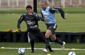 William e Ronaldo durante o treino do Corinthians, realizado esta tarde no CT Joaquim Grava, no Parque Ecolgico do Tiete. O prximo jogo da equipe, ser quarta-feira, dia 13/10, contra o Vasco/RJ, em So Janurio, ultimo jogo da 18. a rodada do Campeonato Brasileiro de 2010